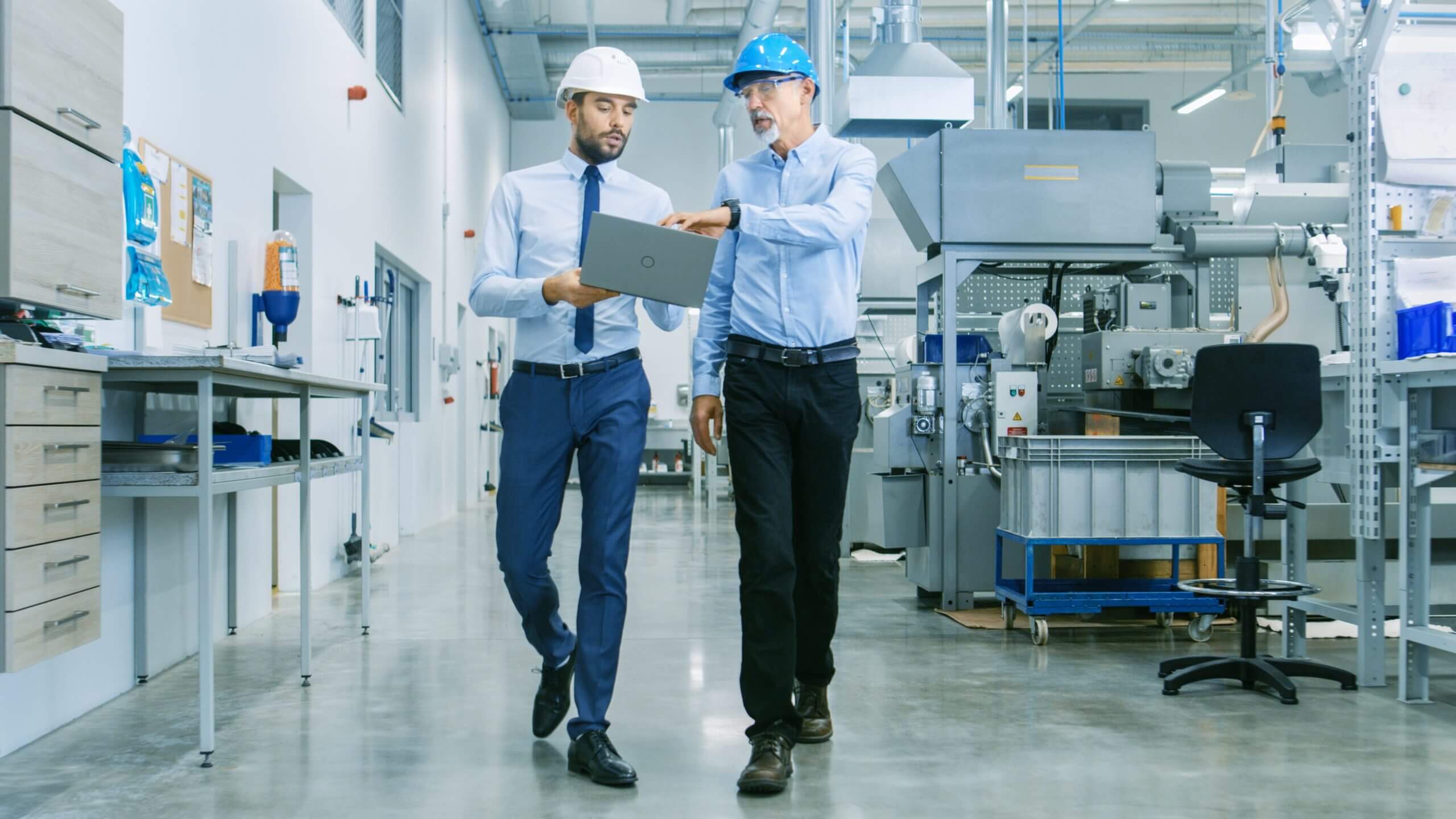 Engenheiros conversando em um ambiente industrial