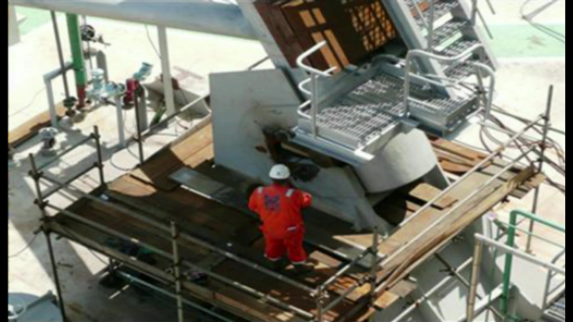 Técnico trabalhando na base do flare da Plataforma P-53